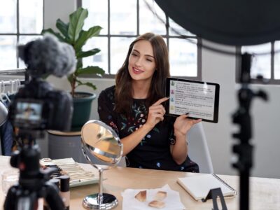 Von wem bekommen Influencer ihr Geld