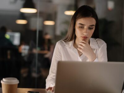 Als Frau schnell Geld verdienen: Smarte Wege online